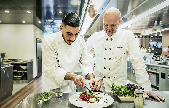 Rafael Martinez (l.) und «Montana»-Küchenchef Johan Breedijk setzen auf Aromen aus dem eigenen Food-Labor. (ZVG)
