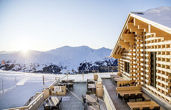 Im Alter von 30 Jahren wurde die Mottahütte im letzten Jahr umgebaut. Seit der Eröffnung der Verbindung der Skigebiete Arosa und Lenzerheide wird sie deutlich häufiger frequentiert. Aber auch das Kulinarische lockt. (Bilder ZVG)