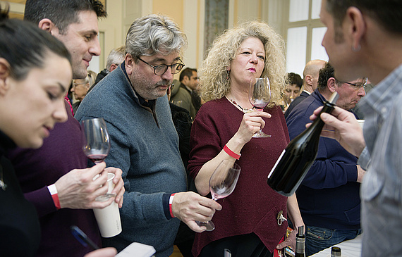 Ein kritischer Blick und wohlwollendes Nicken: Zahlreiche Weinliebhaber reisten nach Sierre zur Schatzkammerpräsentation des Mémoire des Vins Suisses. (Bild Hans-Peter Siffert/weinweltfoto.ch)
