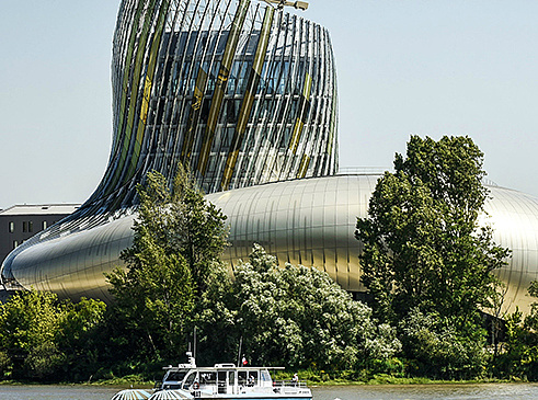 La Cité du Vin de Bordeaux évoque le musée Guggenheim de Bilbao.