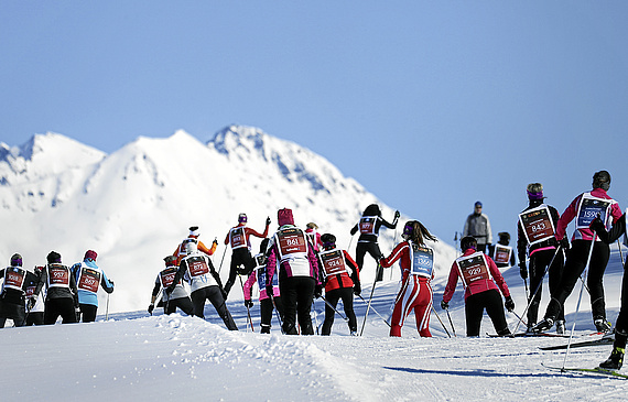 Sportliche Grossanlässe, im Bild der Engadin Skimarathon, sind nicht nur gut fürs Image und den Bekanntheitsgrad einer Bergregion. Sie ermöglichen den Gebieten auch, ihr wirtschaftliches Potenzial besser zu nutzen. (Swissimage)