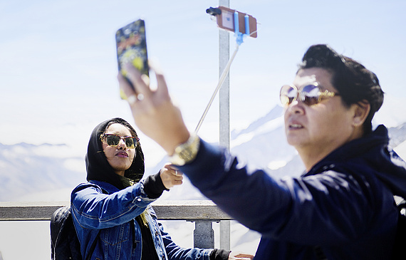 Alltagsszenerie in den Hotspots der Schweizer Tourismuspolen: Asiatische Touristen schiessen Erinnerungsfotos vor der pittoresken Alpenkulisse. (Keystone)