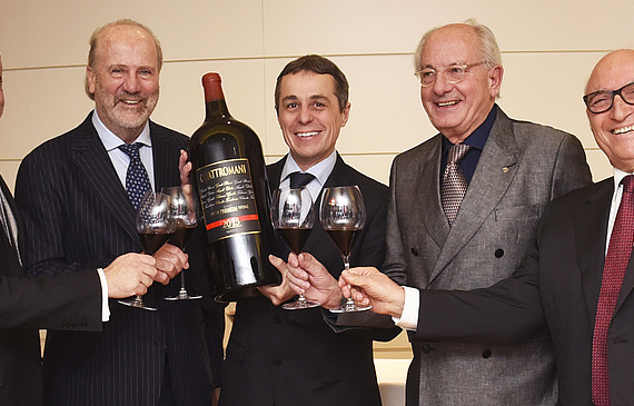 Vier Wein-Produzenten, ein Bundesrat: Guido Brivio, Angelo Delea, Ignazio Cassis, Claudio Tamborini und Feliciano Gialdi (v. l.). (ZVG)