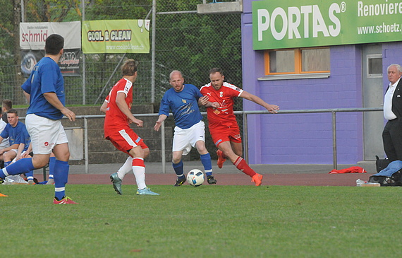 Gastrofussballer im roten Dress kämpfen gegen das Donatorenteam des FC Sursee. (Werner Zwicker)