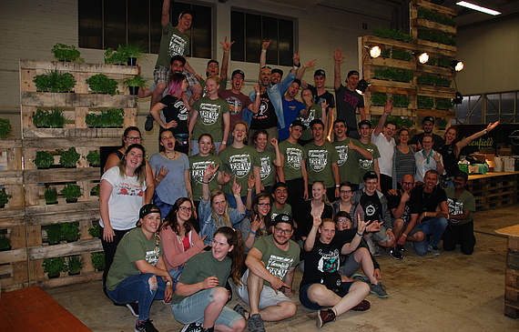 René Schudel (hinterste Reihe im Jeanshemd) und die HGU-Crew rockten das Backstage-Catering am Greenfield Openair. (ZVG) René Schudel (hinterste Reihe im Jeanshemd) und die HGU-Crew rockten das Backstage-Catering am Greenfield Openair. (ZVG)