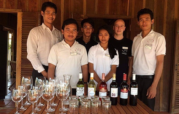 Degustieren, fachsimpeln und die Geduld nicht verlieren: Gilles Ambühl (2. v. r.) und sein Team bei der Weinprobe. (ZVG)