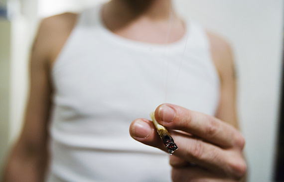 Die Arbeit im Gastgewerbe ist stressig. Um zu entspannen, gönnen sich manche ein Glas Wein, manche einen Joint. Das eine ist legal, das andere verboten. Übermässiger Genuss des einen wie des anderen kann zum Verlust der Arbeitsstelle führen. (Keystone