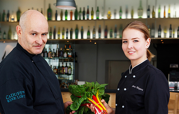 Elena Magara absolviert die Kochlehre bei ihrem Onkel Beat Caduff im «Caduff’s Wine Loft» in Zürich. (SRF)