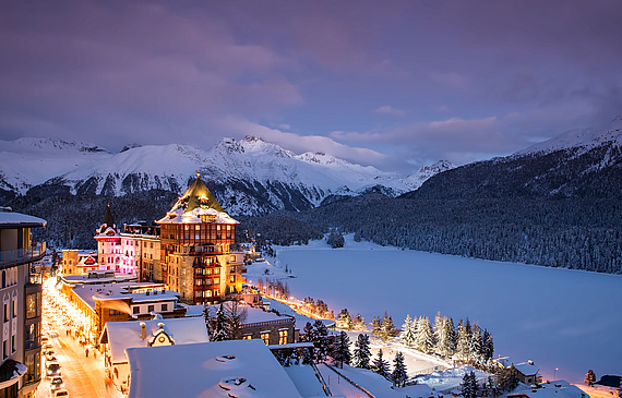 Das Badrutt's Palace Hotel an einem Winterabend. (ZVG) Das Badrutt's Palace Hotel an einem Winterabend. (ZVG)