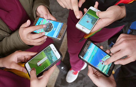 Über 200 000 Menschen spielen «Pokémon Go» in der Schweiz. Da man sich oft lange an einem Ort aufhalten muss, können Gastronomen diese Gäste mit speziellen Angeboten anwerben. (Keystone)