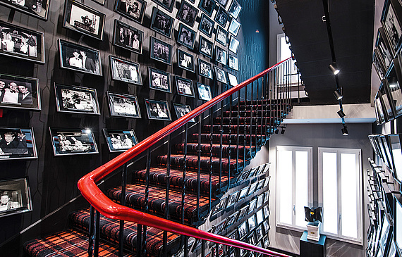 Les livres, menus, photos, courriers et autres souvenirs personnels du chef sont présentés sur quatre étages.