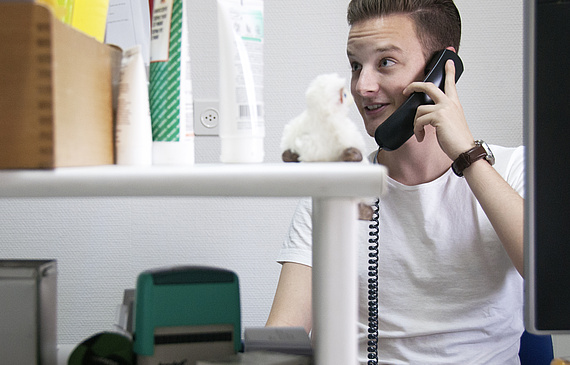 Zahlreiche Probleme löst Roger Lang mit Coaching am Telefon. (Luka Beluhan)