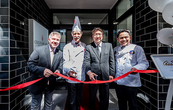 Feierliche Eröffnung des Kochzentrums mit Anton Mosimann und Chumpol Jangprai. (Bild ZVG)