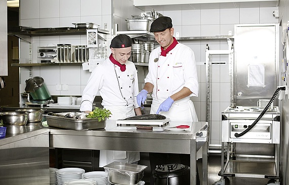 Markus Fuchs (r.) nimmt sich für seinen Lernenden Pascal Feuz viel Zeit. (ZVG) Markus Fuchs (r.) nimmt sich für seinen Lernenden Pascal Feuz viel Zeit. (ZVG)