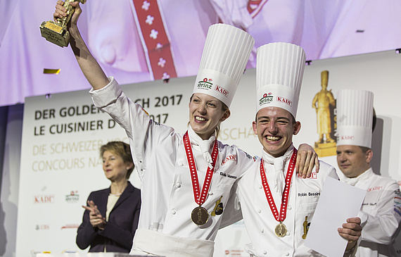 Strahlende Siegerin: Elodie Manesse streckt den «Goldenen Koch» in die Höhe. (ZVG)