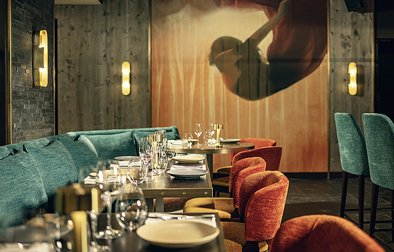 Das Badrutt’s Palace Hotel hat den legendären «King’s Club» umgestaltet. Als Kontrast zu den vielen urchigen Lokalen im Engadin wird hier ein urbanes Konzept umgesetzt. (Bilder ZVG)