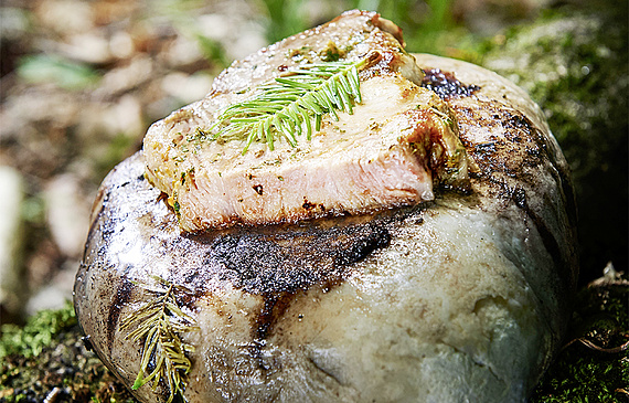 Ein auf einem Stein gebratenes Schweinssteak ist sehr schmackhaft.