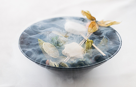Fertig angerichtetes Dessert mit Lollies in zwei Geschmacksrichtungen. (Bilder Claudia Link)
