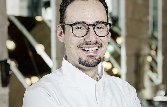 Von seiner Küche aus sieht Giuseppe d’ Errico direkt ins Restaurant. Es macht ihm Spass, die Reaktionen der Gäste auf seine Gerichte zu beobachten. (ZVG) Von seiner Küche aus sieht Giuseppe d’ Errico direkt ins Restaurant. Es macht ihm Spass, die Reaktionen der Gäste auf seine Gerichte zu beobachten. (ZVG)