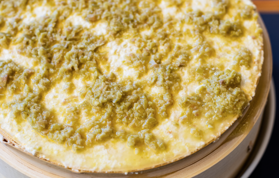 Fetakäse, halb aus Ziegenmilch, halb aus Biomilch von Cappuccinoresten gewonnen und aromatisiert mit Oliven und deren Lake. (Bilder Claudia Link)