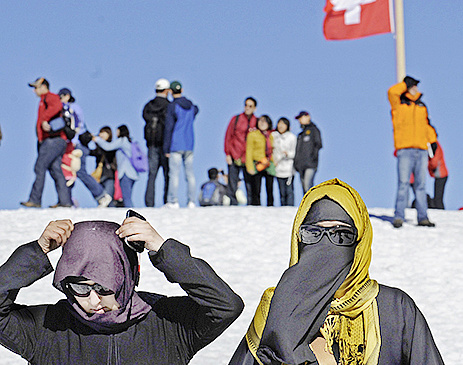 Auch ohne Burka kann man sich vor Kälte und Blicken schützen. (Keystone)