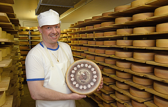 Der Jakobsweg-Käse: Eines von vielen innovativen Produkten im Käsekeller von Thomas Schnider. (ZVG)