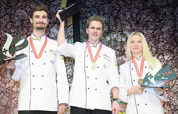 Die «gusto16»-Gewinner Silvan Oswald (Mitte), Benjamin Anderegg (2. Rang) und Fabienne Zuberbühler (3. Platz). (ZVG)