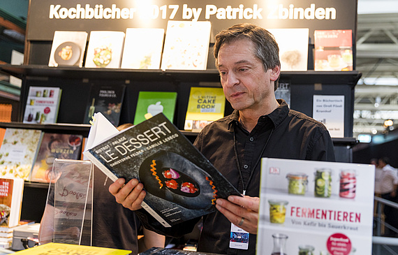 An der Chef Alps betreut Patrick Zbinden den Bücherstand: Über hundert Bücher gingen diesmal über den Ladentisch. (Bild ZVG) An der Chef Alps betreut Patrick Zbinden den Bücherstand: Über hundert Bücher gingen diesmal über den Ladentisch. (Bild ZVG)