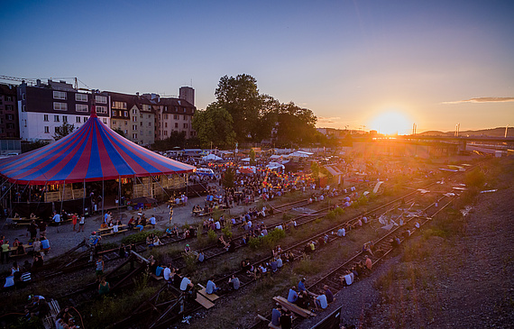 Beim Zürcher Güterbahnhof: Hier wird gegessen, getrunken und gespielt. (ZVG)