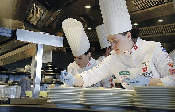 Stefanie Siegenthaler und Jennifer Kunz beim Anrichten der Vorspeise. (Bilder ZVG) Stefanie Siegenthaler und Jennifer Kunz beim Anrichten der Vorspeise. (Bilder ZVG)