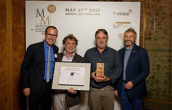 Preissponsor David Genolet mit den Gewinnern Pierwalter Trapletti und Piermarco Soldini (v.l.n.r.). (Bild ZVG)