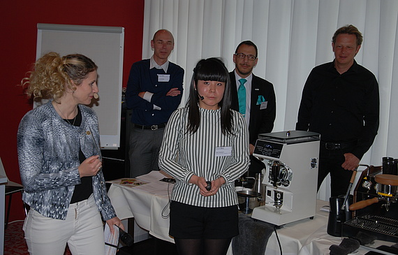 Die Barista-Meisterin 2015, Emi Fukahori, hilft Gastronomen gerne bei der perfekten Einstellung ihrer Kaffeemaschinen. (ZVG) Die Barista-Meisterin 2015, Emi Fukahori, hilft Gastronomen gerne bei der perfekten Einstellung ihrer Kaffeemaschinen. (ZVG)