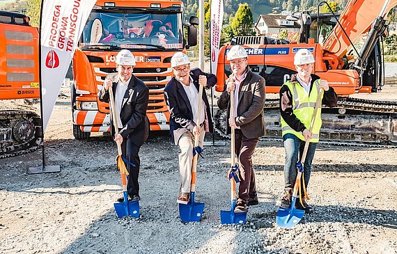 Spatenstich in Kriens: v. l. Ralph Zigerlig, Peter Wyss (beide Prodega/Growa/Transgourmet), Fritz Ulmann (Coop), Manuel Schneider (Losinger Marazzi AG). (ZVG)