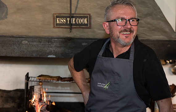 Urban Schiess kocht in seinem Atelier viele Gerichte in der renovierten alten Esse. Diese stammt noch aus der Zeit der ehemaligen Schmiede. Darin wurden damals die Eisen für die Pferde geschmiedet. (ZVG)