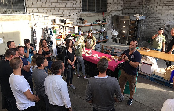 Kurze Ansprache von Projektleiter René Schudel, dann übernahmen die HGU-Lernenden das Zepter. (ZVG) Kurze Ansprache von Projektleiter René Schudel, dann übernahmen die HGU-Lernenden das Zepter. (ZVG)