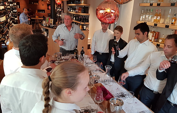 Italienische Weine zum Schwärmen und Degustieren: Reto Vergani ist in seinem Element. (ZVG)