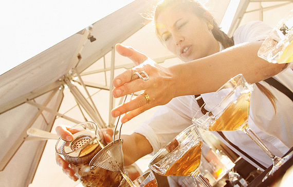 Chloé Merz beim Mixen ihres Meisterdrinks an der GSA Competition. Die Abkürzung GSA steht für Germany, Switzerland und Austria. (Bild ZVG) Chloé Merz beim Mixen ihres Meisterdrinks an der GSA Competition. Die Abkürzung GSA steht für Germany, Switzerland und Austria. (Bild ZVG)