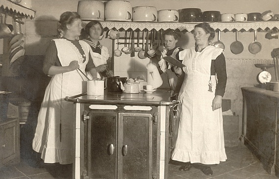 Früher waren Männer «Exoten» in der Küche. Grand Hotels stellten daher gerne Köche ein, um sich einen Hauch von Exklusivität zu verleihen. Meist jedoch hatten Frauen das Sagen. (Hotelarchiv)