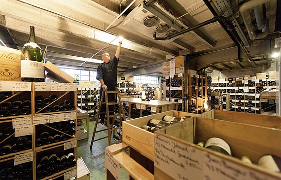 In «Caduff’s Wine Loft» schlummern mehr als 2000 Positionen im Weinkeller. Gastgeber Beat Caduff (im Bild) kennt zu jeder Flasche eine Geschichte. (Roth & Schmid)