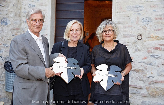 Ticinowine-Preisträger: Giò und Carla Rezzonico und Michela Delcò Petralli. (ZVG)