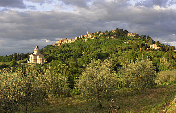 Perchée sur sa colline toscane, Montepulciano est le centre d’une riche région viticole, avec, au sommet du bourg