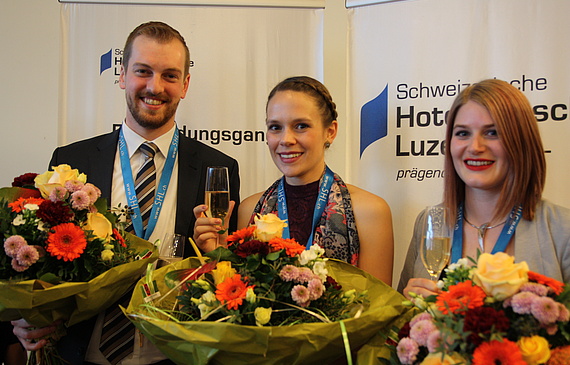 Patrick Fontana (l.), Annick den Harder und Alexandra Marti (r.) besetzten die ersten drei Ränge der diesjährigen SHL-Diplomfeier. (ZVG)