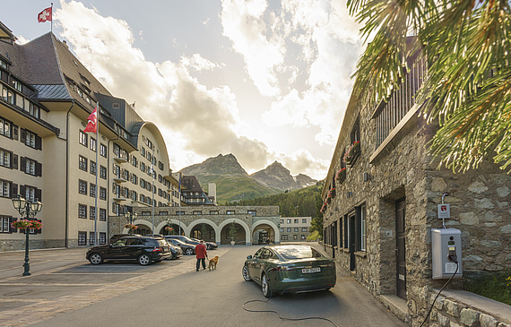 Im «Suvretta House», St. Moritz, werden die Gäste in einem Tesla Model S chauffiert. Wer mit dem eigenen Elektromobil anreist, kann kostenlos Strom aus 100 Prozent Schweizer Wasserkraft tanken. (Suvretta House)