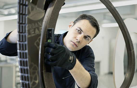 Elias Läderach, konzentriert bei der Arbeit an seinem Schaustück. Auch unter Zeitdruck muss jeder Handgriff sitzen. (ZVG)