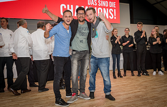 Das Team «Pur», in der Mitte Küchenchef Adrian Bührer, bejubelt den Sieg. (Bilder ZAGG Luzern)