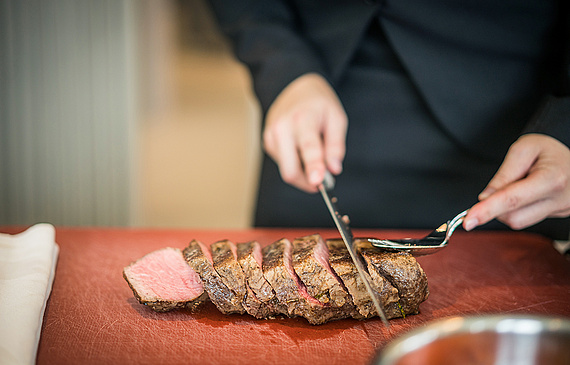 Was Tanner in der Küche zubereitet, serviert Caviezel den Gästen gekonnt. (Joseph Khakshouri) Was Tanner in der Küche zubereitet, serviert Caviezel den Gästen gekonnt. (Joseph Khakshouri)