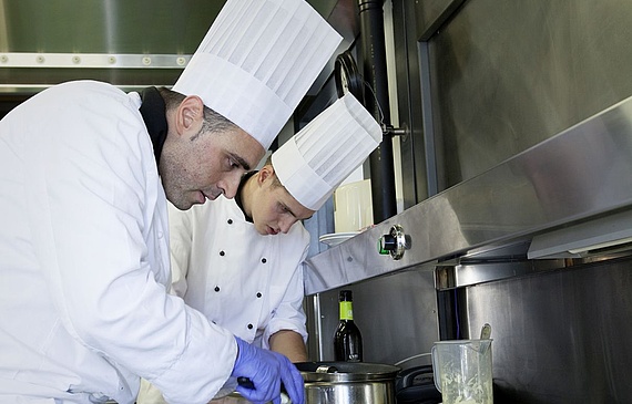 Le sous-chef Aldo Lerro de la Clinica Sant’Anna de Lugano (TI) a remporté le premier Culinary Challenge organisé par Swiss Medical Network. Ses sept collègues et lui ont gagné un repas au Restaurant de l’Hôtel de Ville de Crissier. (DR)