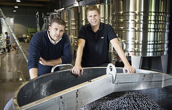 Christian und Julien Dutruy ging ein Wunsch in Erfüllung. Die Winzer aus Founex holten den Titel «Weingut des Jahres» zum ersten Mal in den Kanton Waadt. (Bilder ZVG) Christian und Julien Dutruy ging ein Wunsch in Erfüllung. Die Winzer aus Founex holten den Titel «Weingut des Jahres» zum ersten Mal in den Kanton Waadt. (Bilder ZVG)