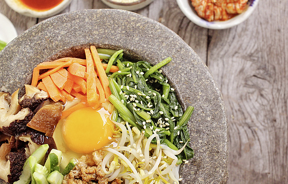 Le suffixe bibim (mélanger) a donné naissance ce plat incontournable de la cuisine coréenne qu’est le bibimbap (à base de riz, légumes, viandes et œuf, notamment).