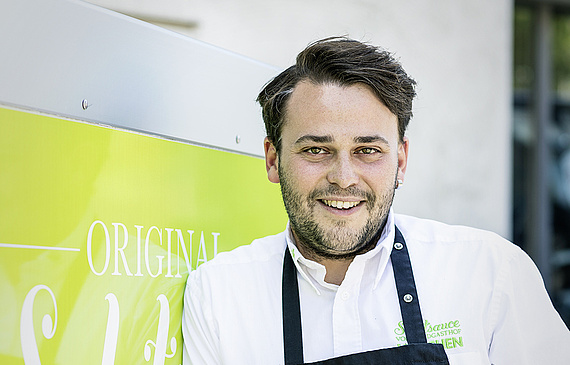 Michael Maurer ging mit seiner Salatsauce von Haustür zu Haustür. Heute ist sein Produkt in diversen Restaurants und im Detailhandel zu finden. (Claudia Link)